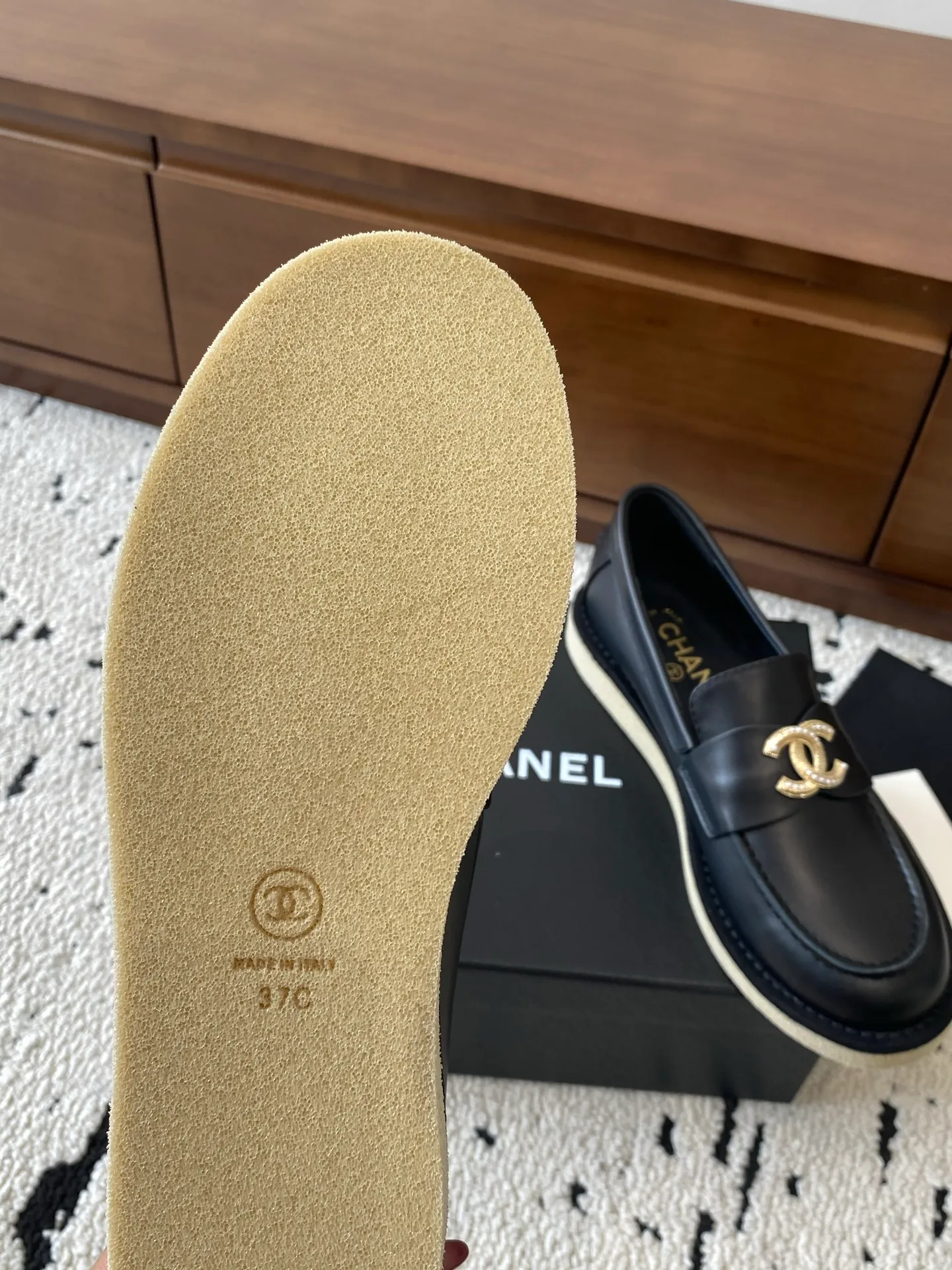 👟👟Ex-factory price 620👟👟Higher version 🍀2025 autumn and winter new Chanel Chanel entrance hardware buckle, Loaf lazy shoes, can be worn all year round. No matter when you wear it, it is very high-end and durable. Go shopping and attract attention on the street! Easily travel between commuting and leisure occasions, and become a carefree fashionable and elegant woman ~ Upper: cowhide/cow nubuck leather/open edge beads Inner: lambskin Sole: Italian raw rubber outsole leather strip Code number: 35-39 (40/41 customized, non-refundable and non-exchangeable 👉 Buy now👉 Buy now👉 Buy now👉